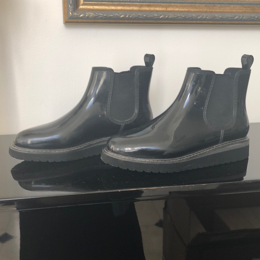 Black booties Size 7 Cougar